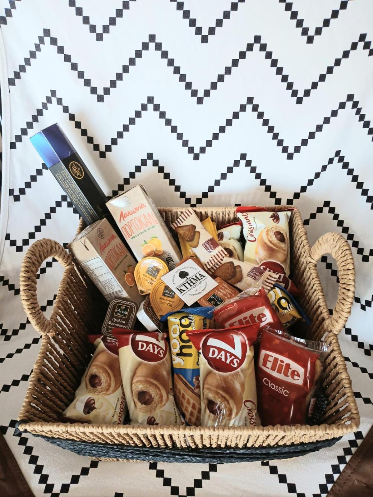 Avgerinos Ηome Breakfast Basket Complimentary Villa Amfikleia Exteriör bild